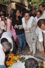at Bollywood Photographer Jagdish Mali_s funeral in Mumbai on 13th May 2013 (49).JPG